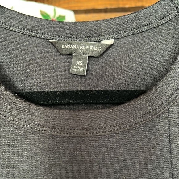 BANANA REPUBLIC Black Sleeveless Pleated Blouse, Size XS, GUC. - Picture 3 of 5